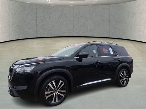 Used 2024 Nissan Pathfinder Platinum w/ Cargo Package image 9
