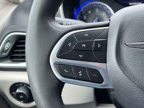Used 2023 Chrysler Pacifica Touring-L FWD image 28