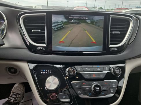 Used 2024 Chrysler Pacifica Touring-L FWD image 17