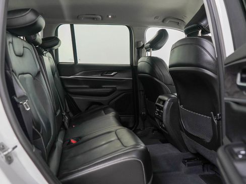 Used 2023 Jeep Grand Cherokee Limited w/ Black Appearance Package image 13