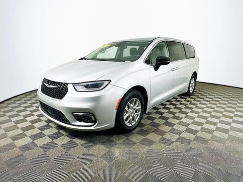 Certified 2024 Chrysler Pacifica Touring-L image 5