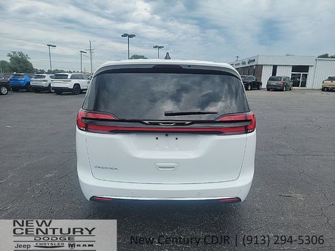New 2027 Chrysler Pacifica Select FWD image 4