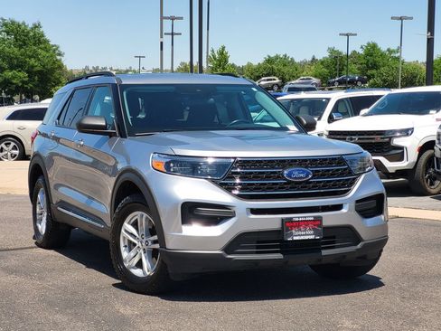Used 2023 Ford Explorer XLT AWD/4WD image 2