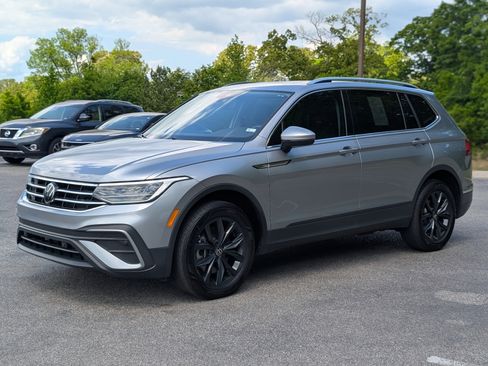 Used 2024 Volkswagen Tiguan SE w/ Panoramic Sunroof Package image 5