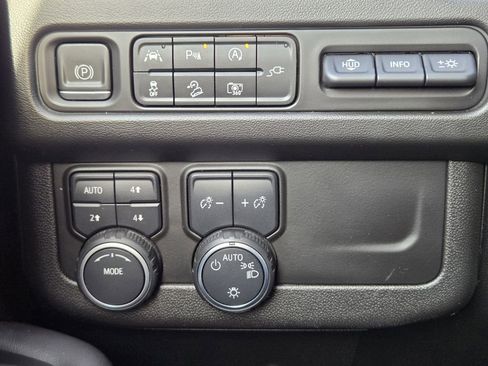 Used 2022 Chevrolet Suburban Premier image 21