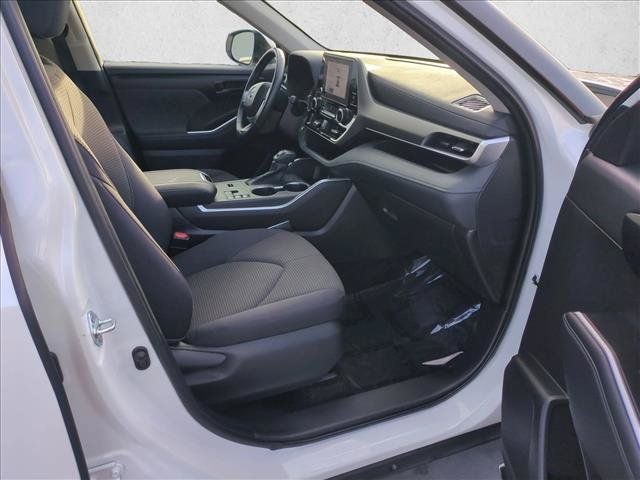Used 2025 Toyota Highlander LE FWD image 21