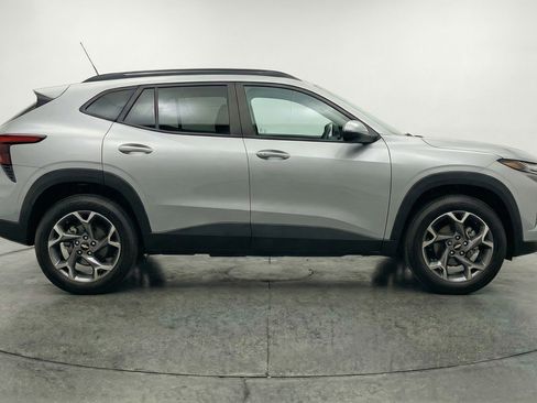 Used 2025 Chevrolet Trax LT image 11