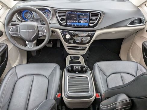Certified 2024 Chrysler Pacifica Touring-L image 25