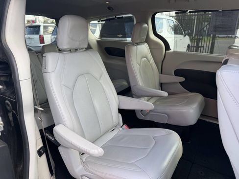 Used 2018 Chrysler Pacifica Touring-L Plus FWD image 25