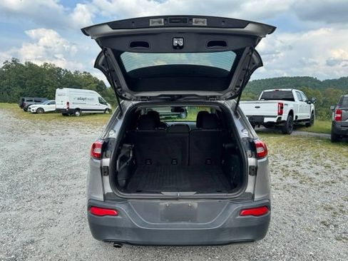 Used 2017 Jeep Cherokee Sport FWD image 9