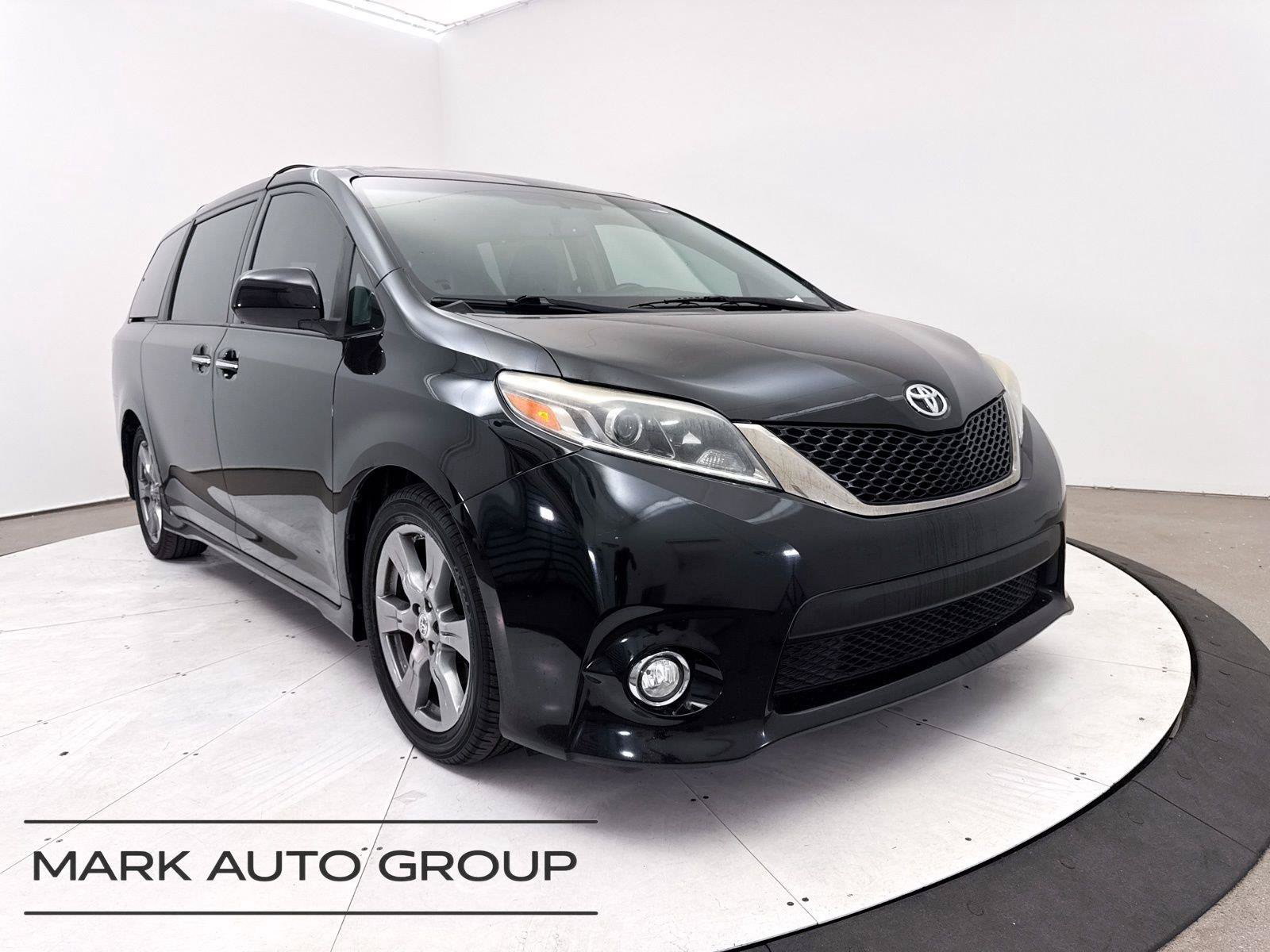 Used 2017 Toyota Sienna SE Premium FWD image 1