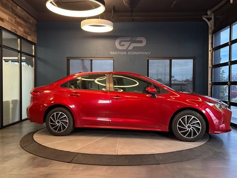 Used 2020 Toyota Corolla LE FWD image 2