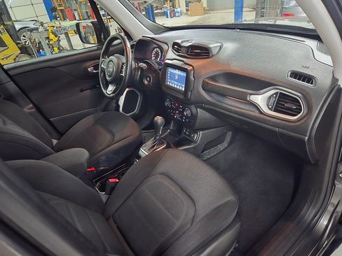 Used 2018 Jeep Renegade Latitude w/ Advanced Technology Group image 24