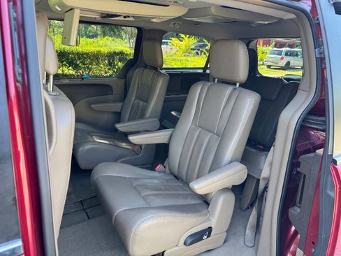 Used 2013 Chrysler Town & Country Touring-L w/ Entertainment Group #2 FWD image 14