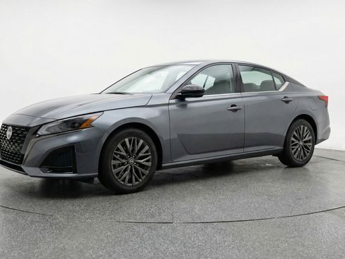 Used 2025 Nissan Altima 2.5 SV image 3