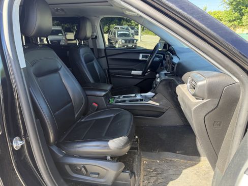 Used 2021 Ford Explorer XLT w/ Equipment Group 202A AWD/4WD image 11