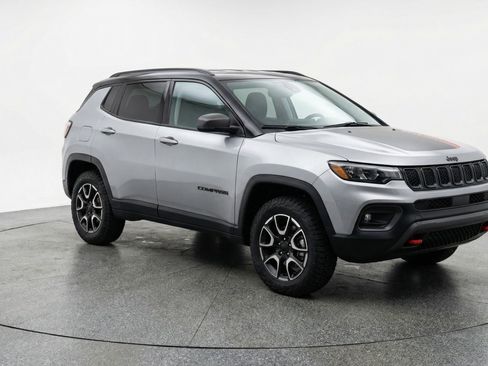 Used 2025 Jeep Compass Trailhawk AWD/4WD image 1
