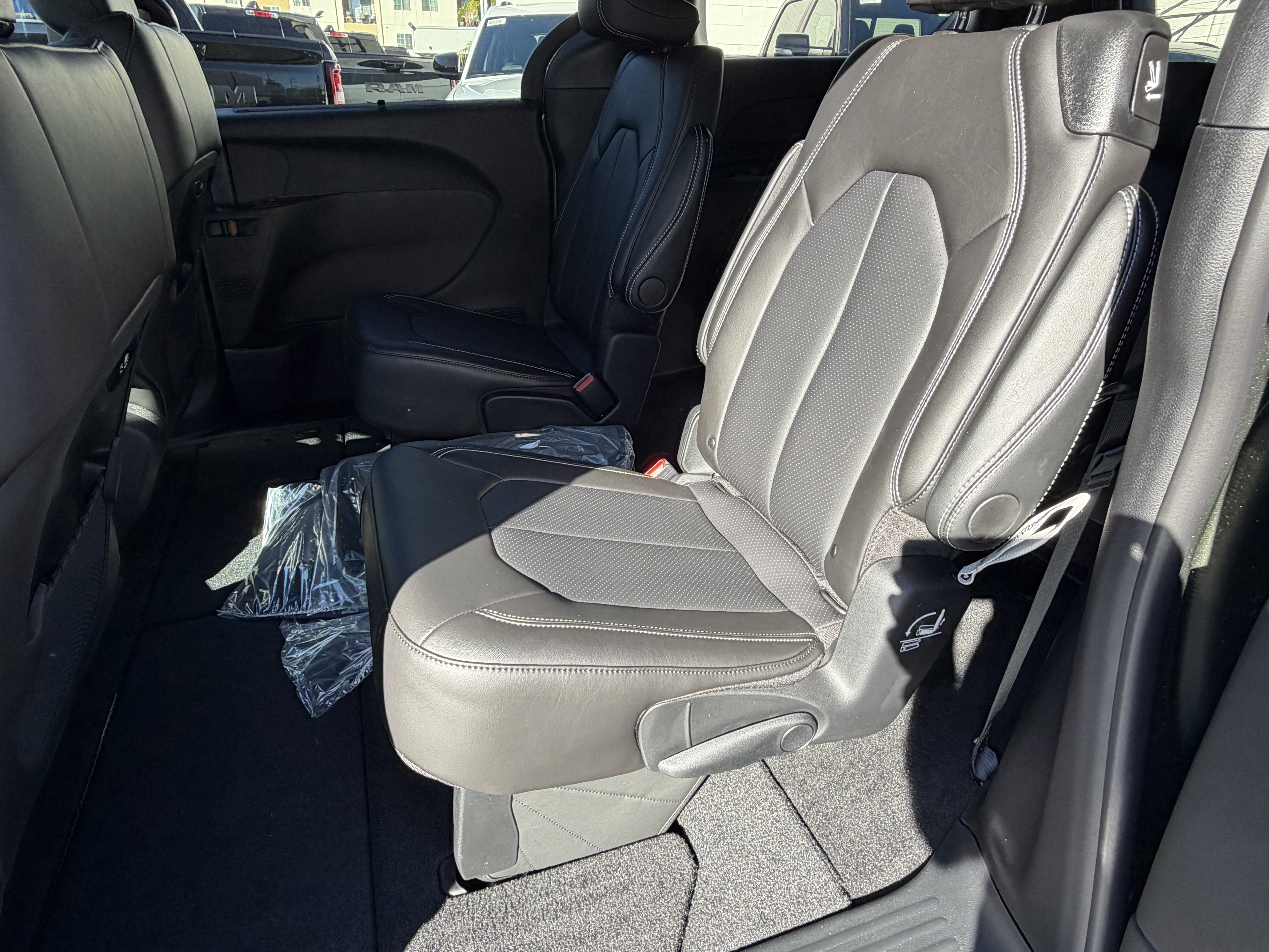 New 2027 Chrysler Pacifica Select FWD image 29