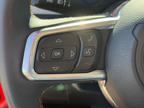 Used 2025 Jeep Wrangler Sahara image 16