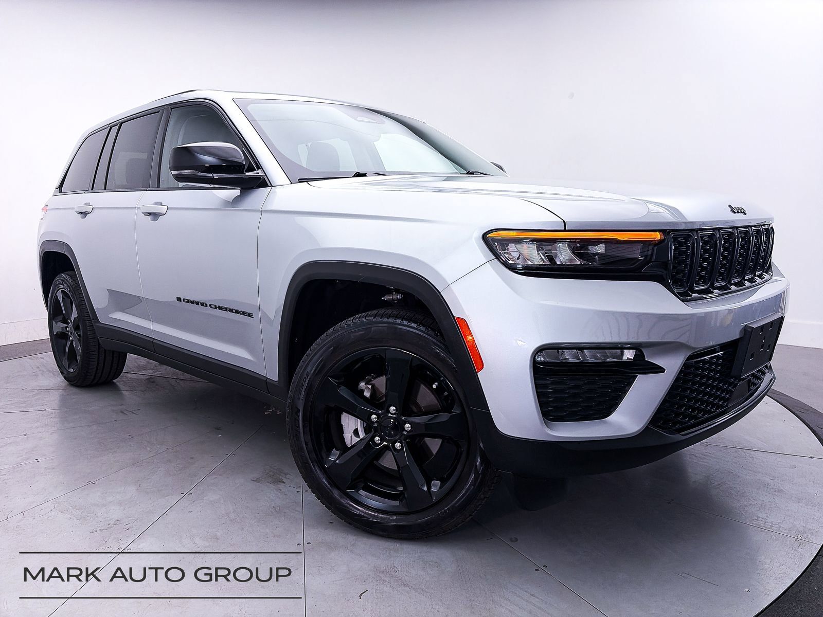 Used 2023 Jeep Grand Cherokee Limited w/ Black Appearance Package AWD/4WD image 1