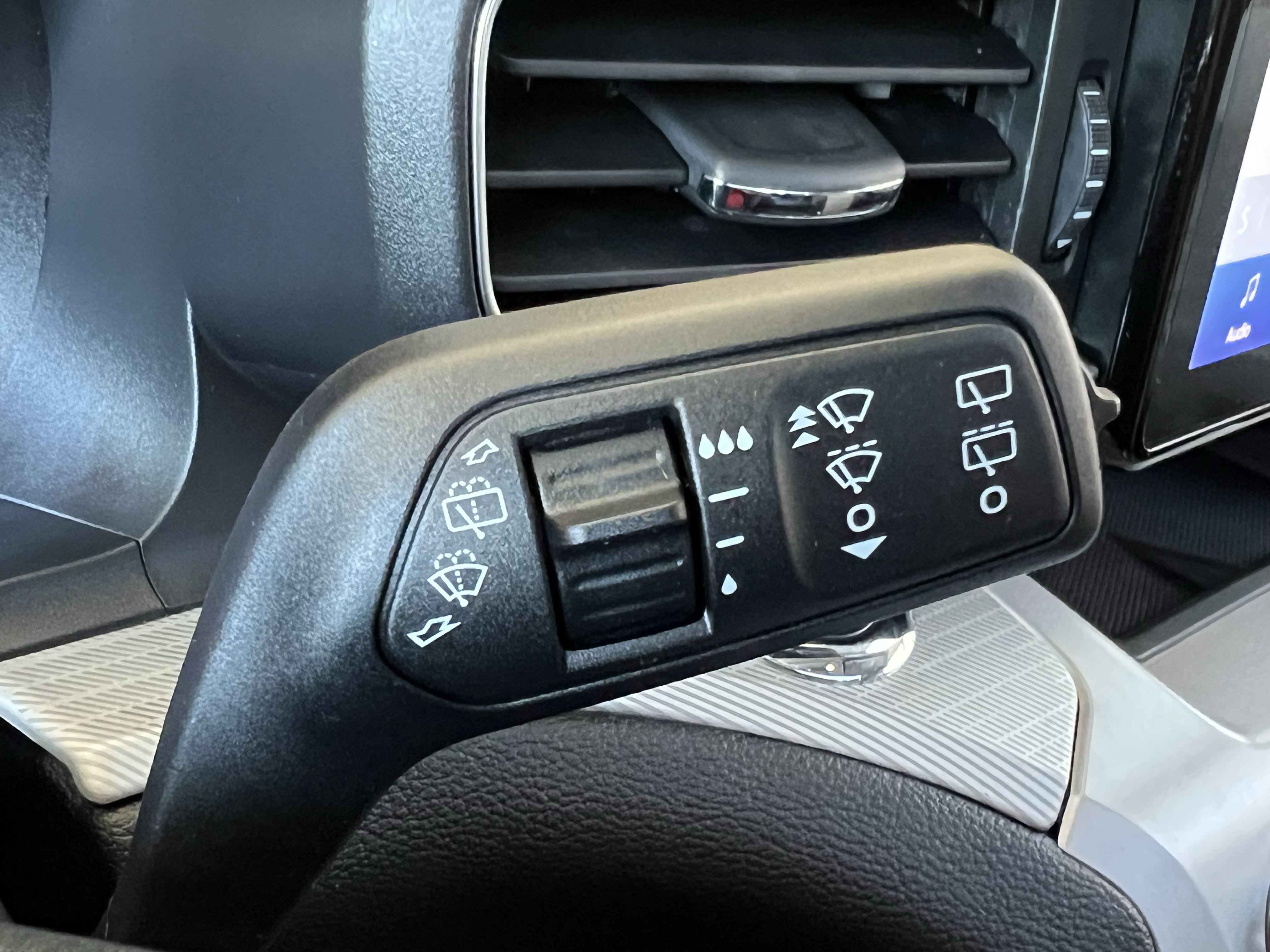 Used 2023 Ford Explorer XLT w/ Equipment Group 202A AWD/4WD image 34