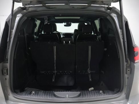 Used 2023 Chrysler Pacifica Touring-L w/ Uconnect Theater Family Group image 5