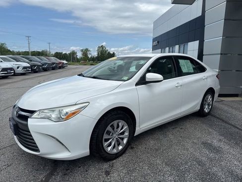 Used 2017 Toyota Camry LE FWD image 3
