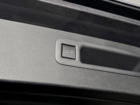 Used 2023 Toyota Highlander XLE image 32