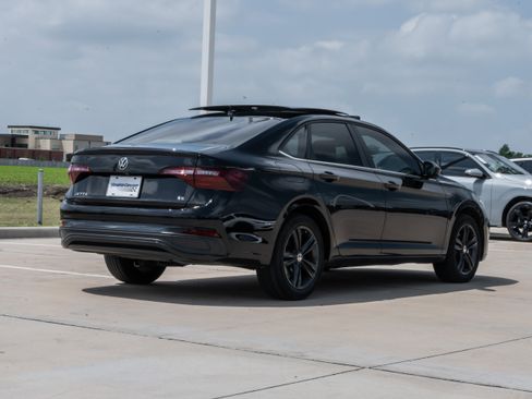 Used 2023 Volkswagen Jetta SE image 9