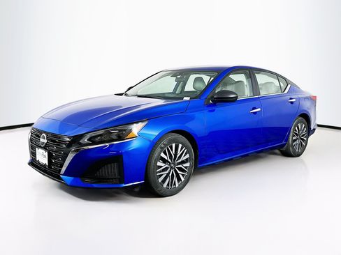 Used 2025 Nissan Altima 2.5 SV FWD image 3