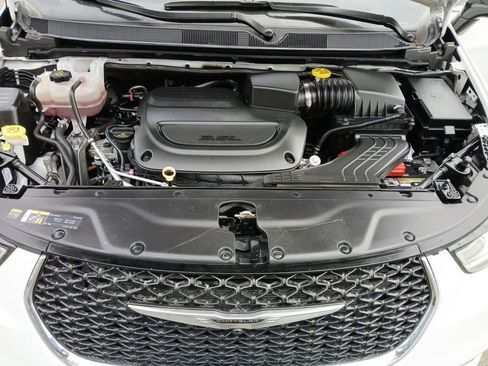 Used 2024 Chrysler Pacifica Touring-L image 20