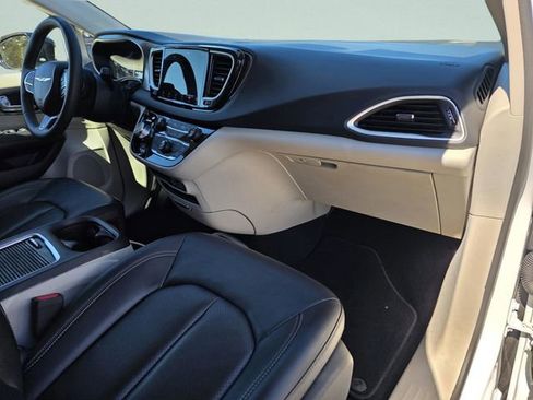 Used 2024 Chrysler Pacifica Touring-L image 17