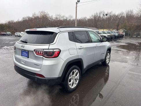 Used 2024 Jeep Compass Latitude image 3