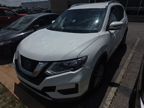Used 2017 Nissan Rogue SV FWD image 1