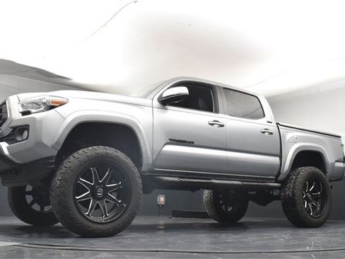 Used 2022 Toyota Tacoma SR5 w/ Technology Package image 31