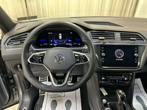 Used 2022 Volkswagen Tiguan SE R-Line image 3