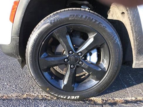 Used 2024 Jeep Grand Cherokee Limited w/ Black Appearance Package image 25