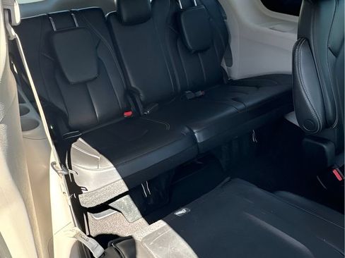Used 2023 Chrysler Pacifica Touring-L FWD image 20