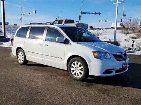Used 2014 Chrysler Town & Country Touring image 2