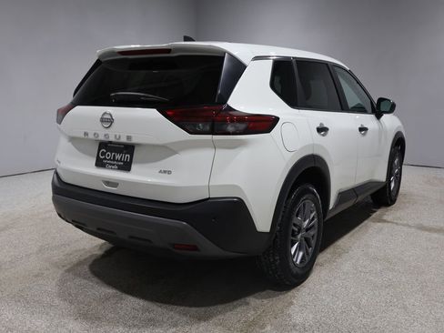 Used 2023 Nissan Rogue S image 2