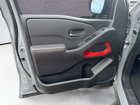 Used 2022 Nissan Frontier Pro-X w/ Technology Package image 11