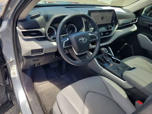 Used 2024 Toyota Highlander XLE FWD image 26