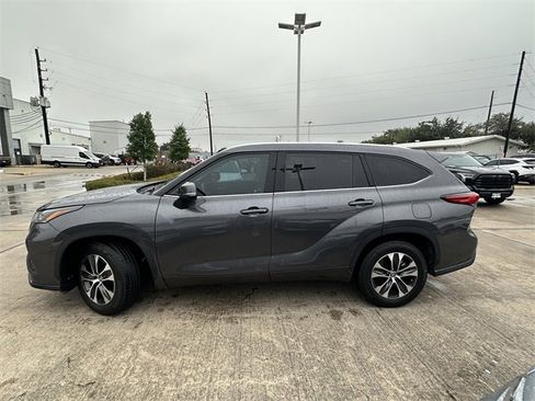 Used 2021 Toyota Highlander XLE image 8