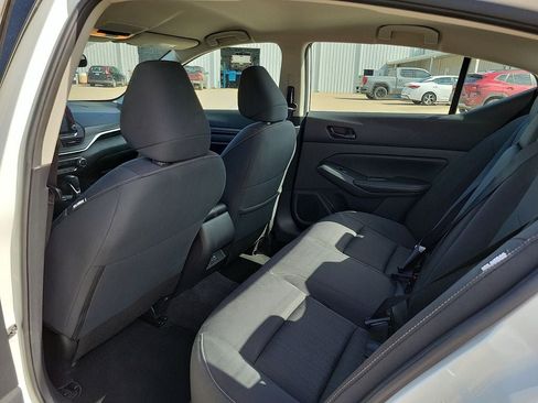 Used 2025 Nissan Altima 2.5 SV FWD image 9