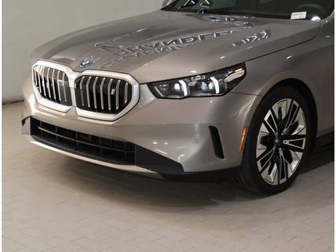 Certified 2025 BMW i5 eDrive40i w/ Premium Package RWD image 2