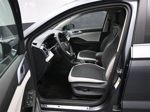 New 2026 Volkswagen Taos SE image 9