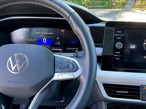 Certified 2025 Volkswagen Taos SE w/ Panoramic Sunroof Package image 25