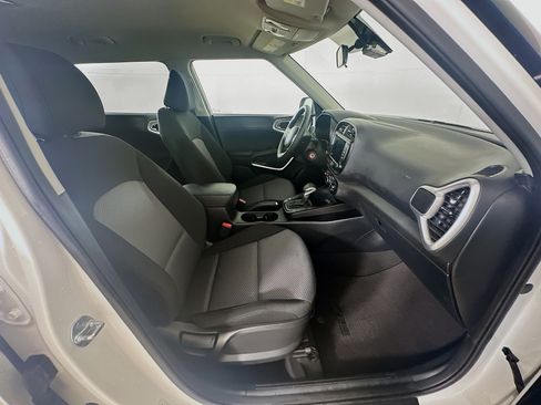 Used 2025 Kia Soul LX w/ LX Technology Package FWD image 29
