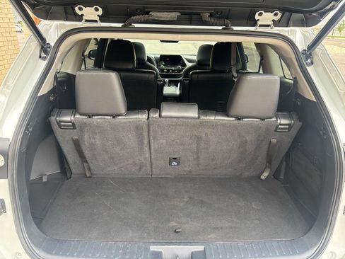 Used 2023 Toyota Highlander XLE AWD/4WD image 5