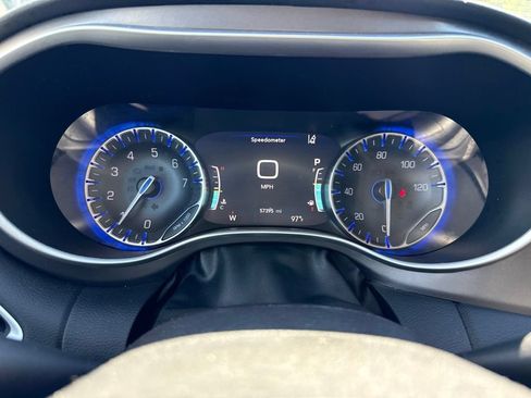 Used 2024 Chrysler Pacifica Touring-L FWD image 4